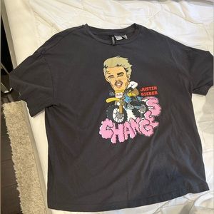 Justin Bieber Changes T-shirt